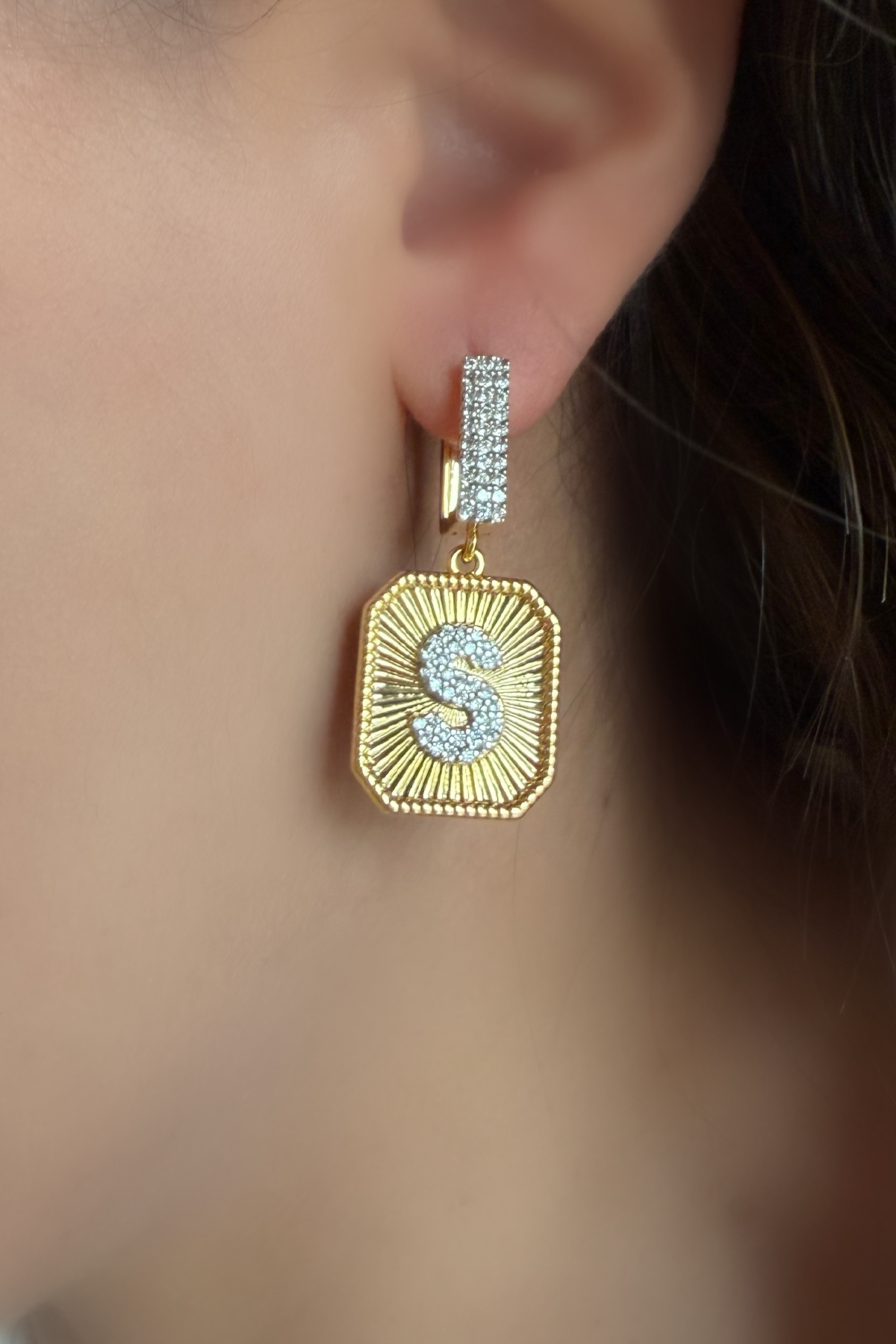 S Harfli Taşlı Küpe