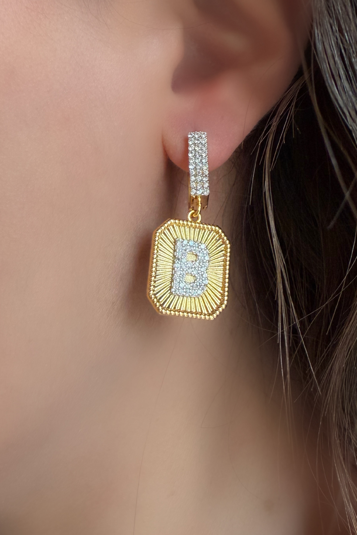 B Harfli Taşlı Küpe