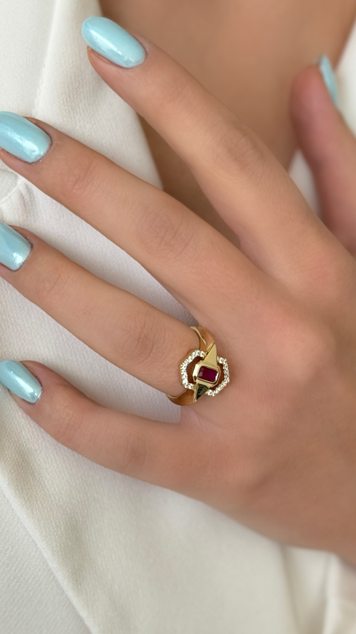 Altı Köşe Ortası Pembe Elmas Taşlı Gold Yüzük