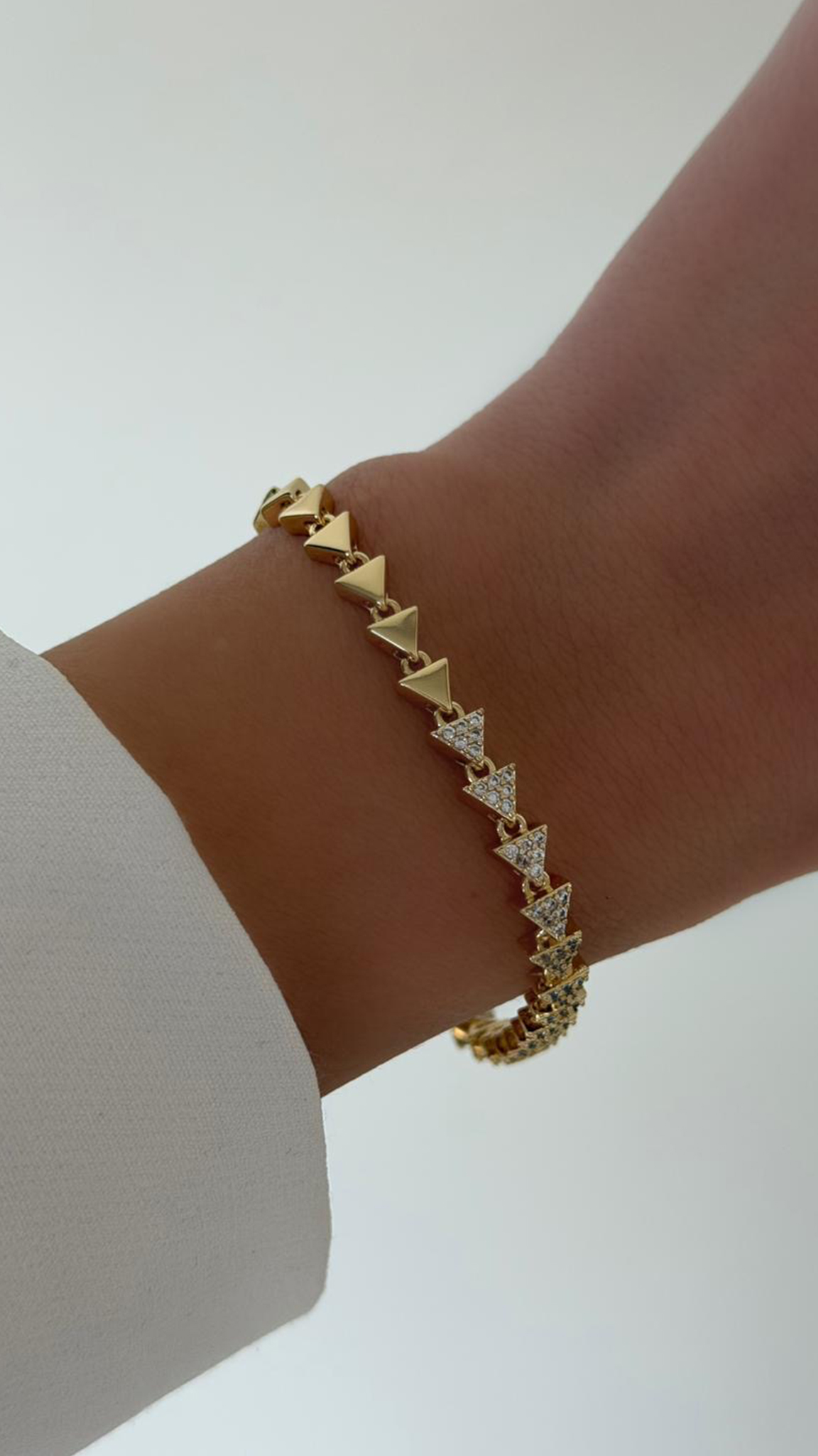 Üçgen Yarısı Taş Detaylı Gold Bileklik