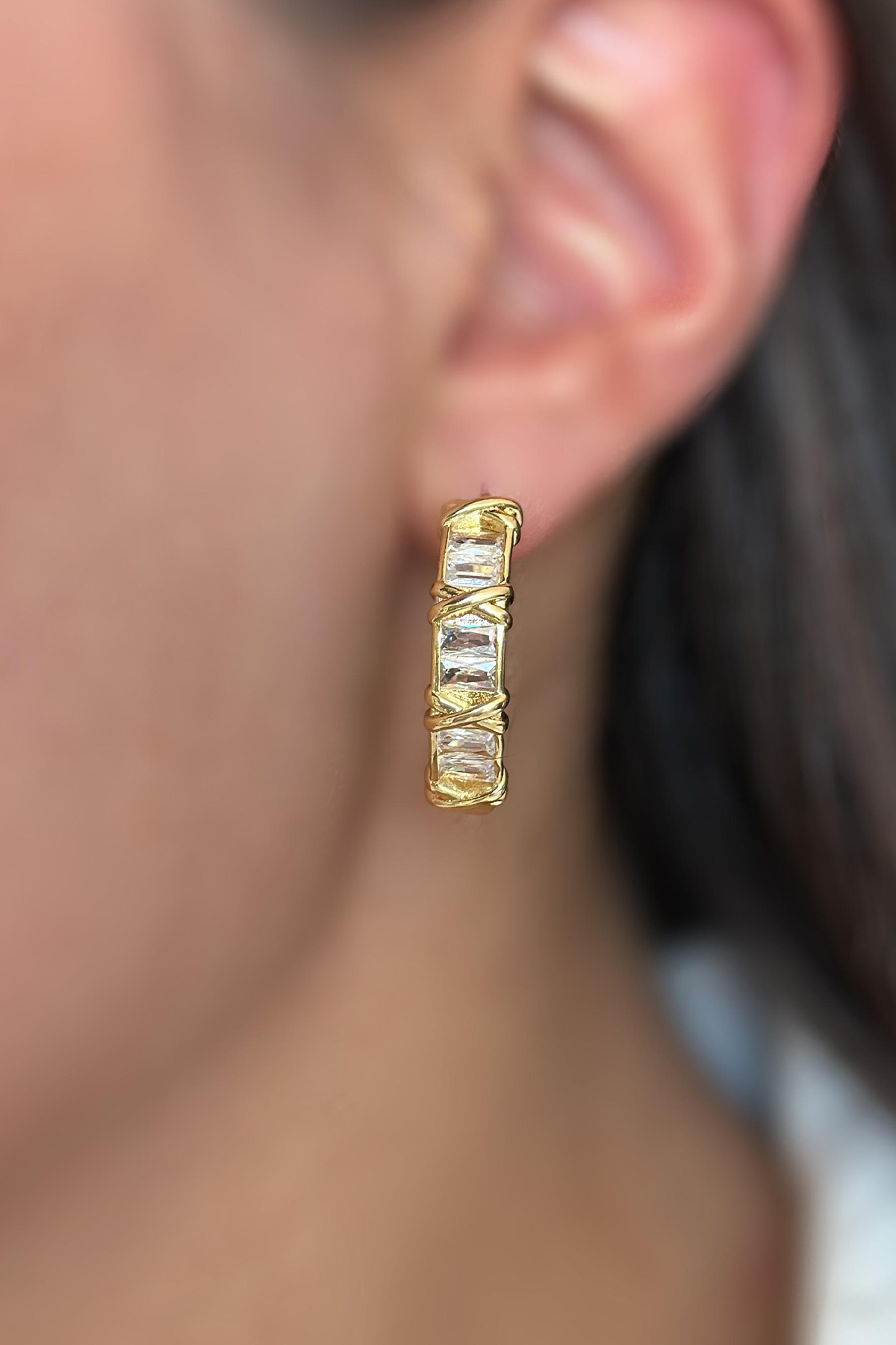 Nira Çarpı Kristal Detay Gold Küpe