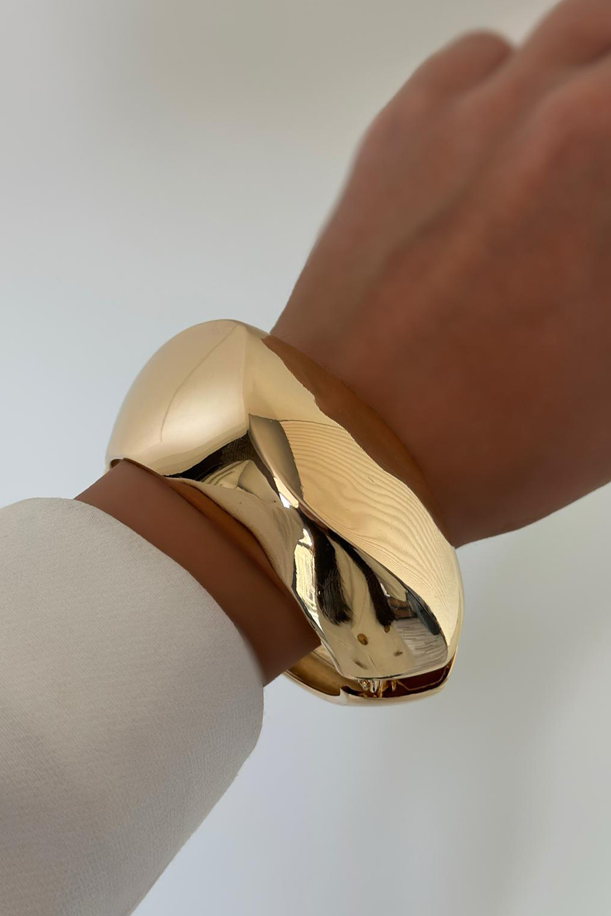 Tuvra Bombeli Sade Şık Detaylı Gold Kelepçe