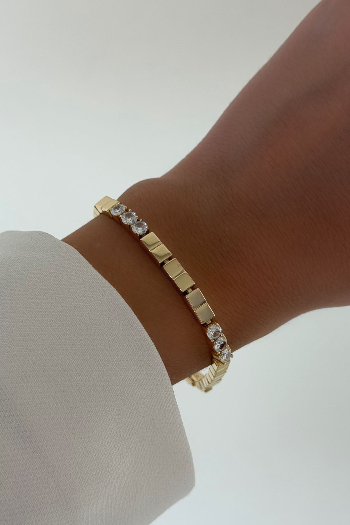 Altı Kare Gold Üç Taş Detaylı Gold Bİleklik