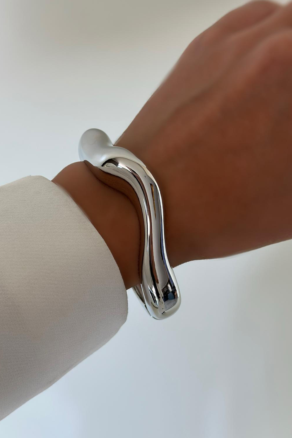 Ruvinor Dalgalı Şık Detaylı Silver Kelepçe