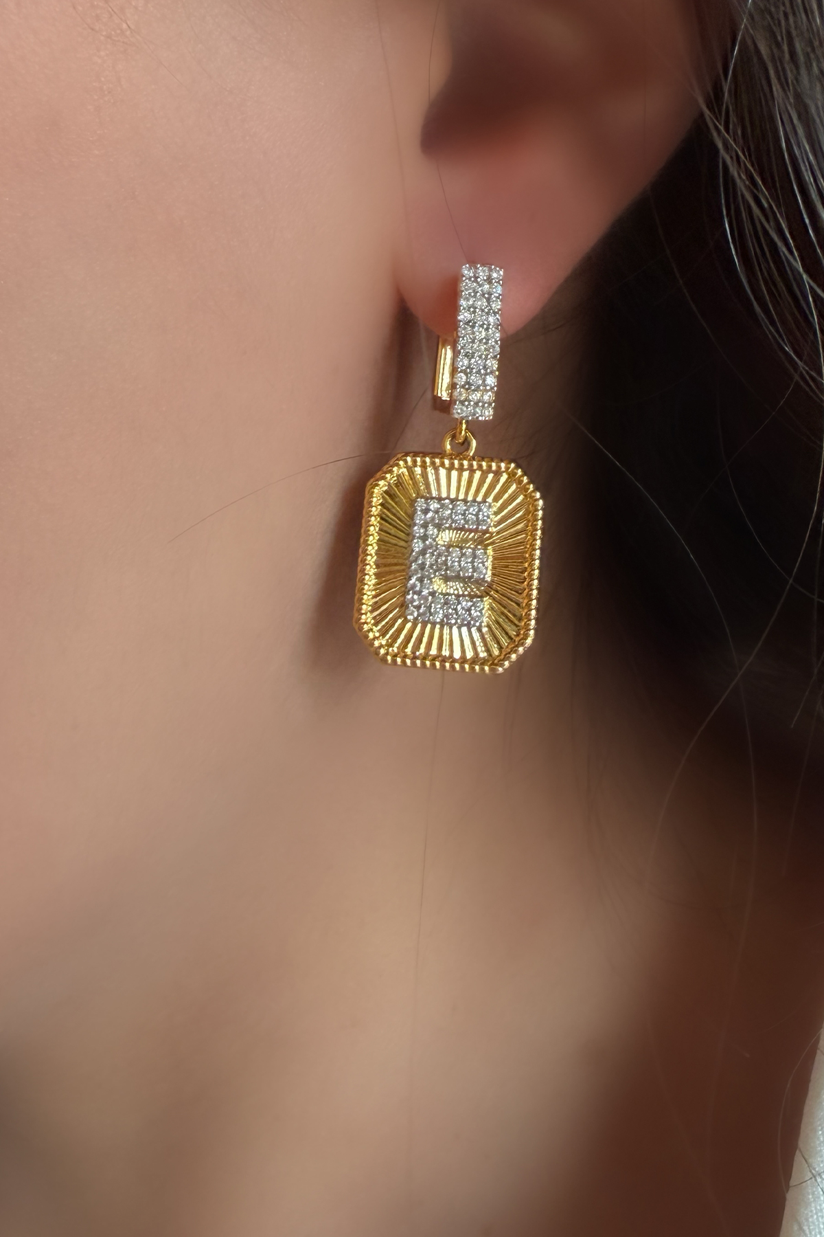 E Harfli Taşlı Küpe