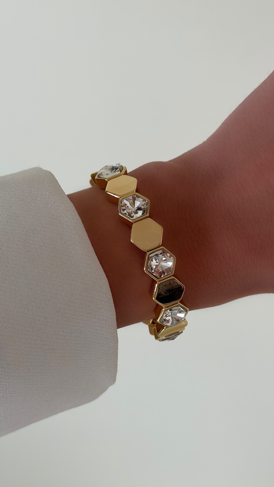 Altıgen Taşlı Lastik Detaylı Gold Bileklik