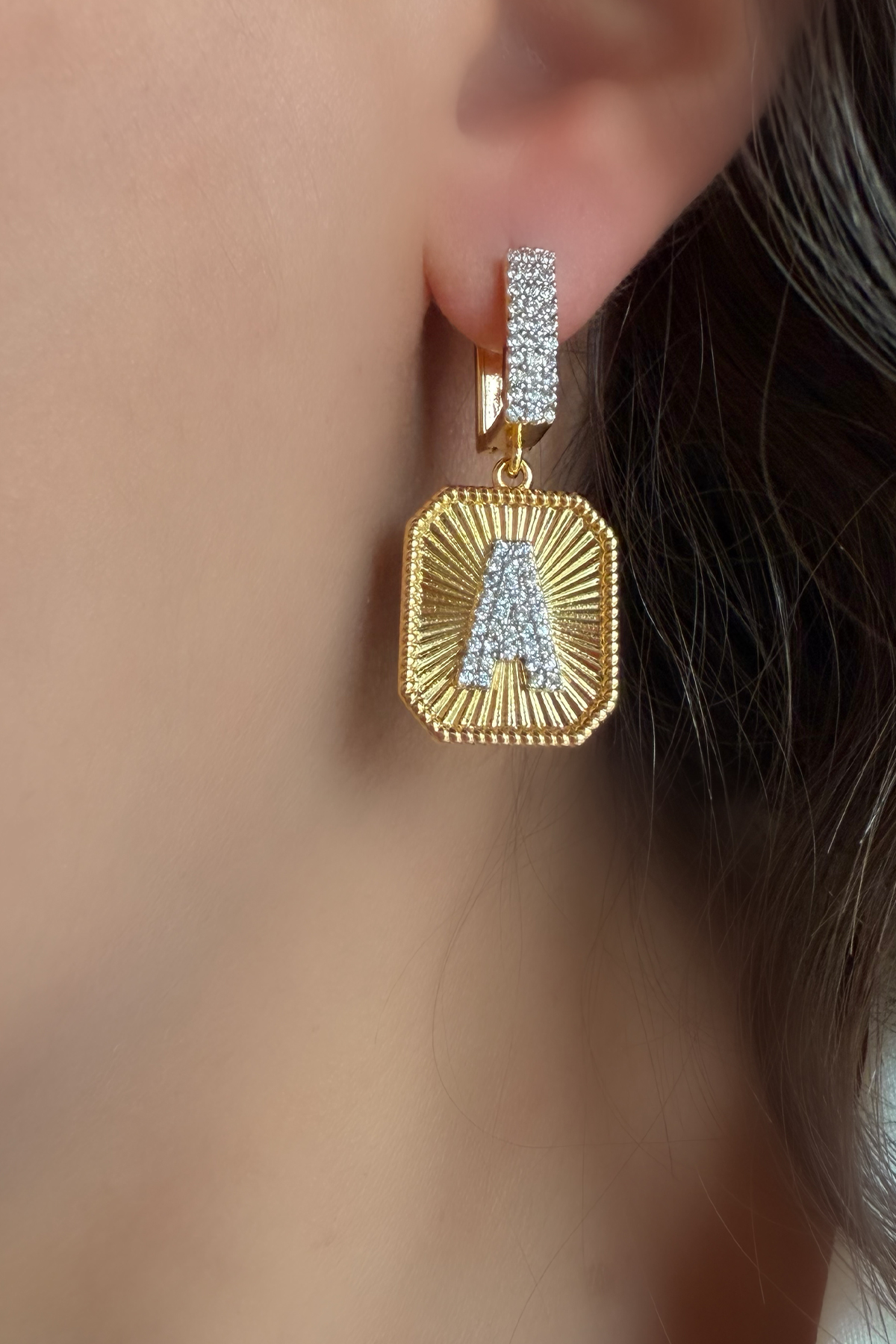 A Harfli Taşlı Küpe