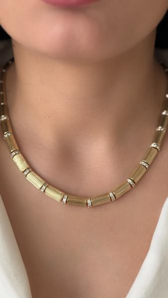 Çizgi Detaylı Taşlı Gold Kolye